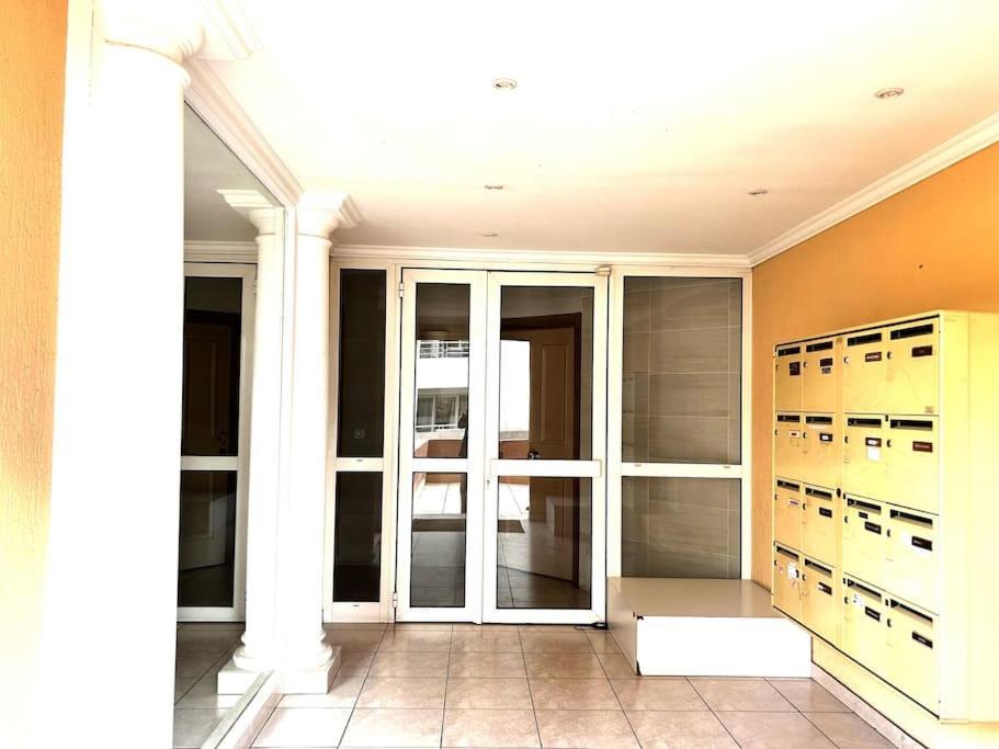 Superbe Studio Climatise Avec Terrasse Proche Mer Cagnes-sur-Mer Luaran gambar